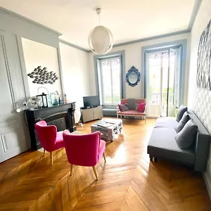 Chez Mo Lione
