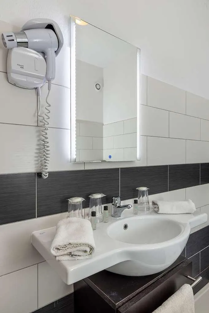 The Originals City, Hotel Galaxie, Nice Aeroport Saint-Laurent-du-Var 3*,